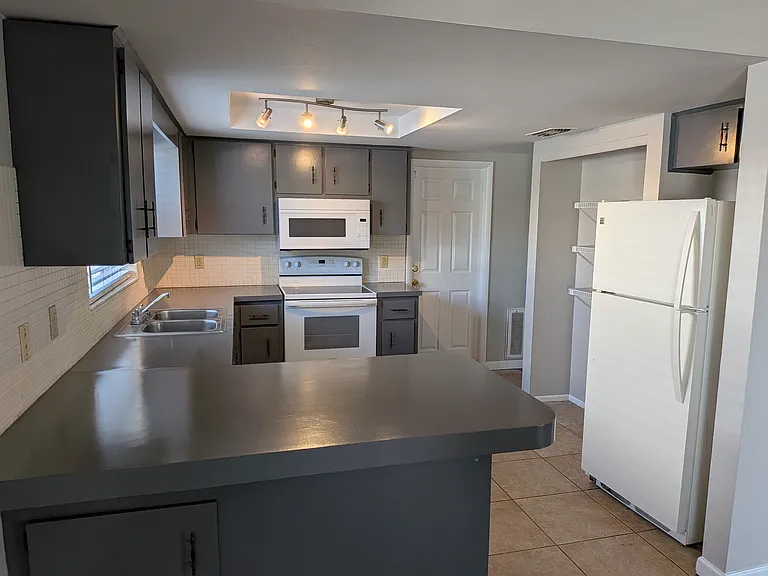 8206 Dedham Dr — Photo 5