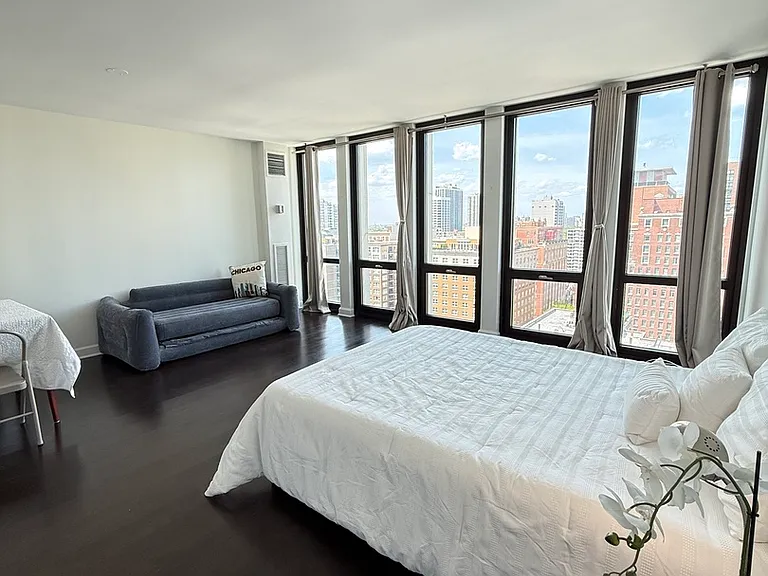 1 E Scott St #2102 — Photo 4