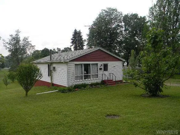 77 Broadway Rd, Gowanda, NY 14070