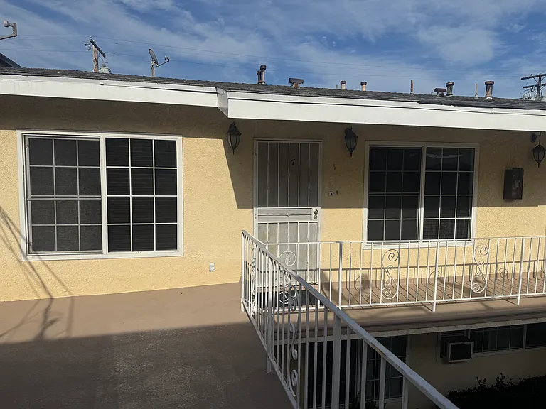 1018 Coronado Ave #7 — Photo 1