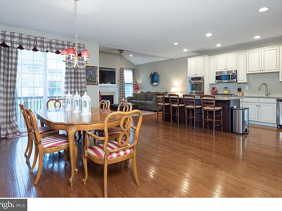 5th image of 245 Deepdale Dr