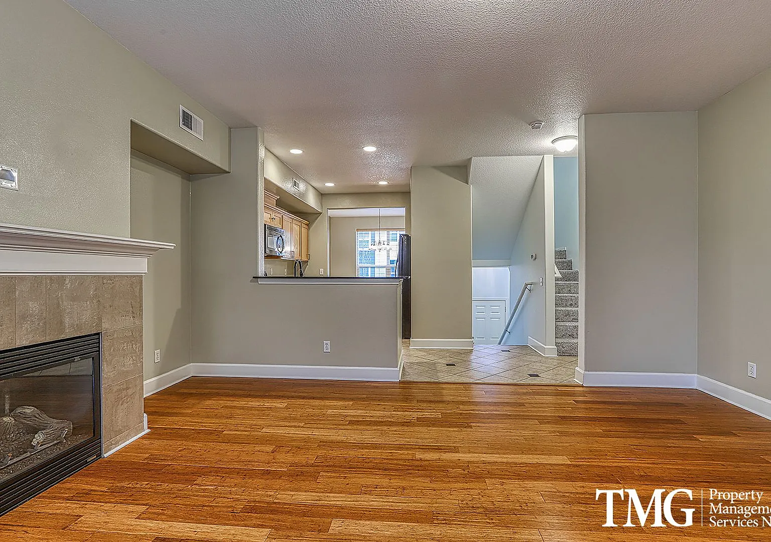 Spacious Northwest Heights Townhome with Private Backyard — Photo 4