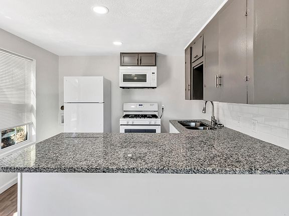 4th image of 2911 Ennis Ave