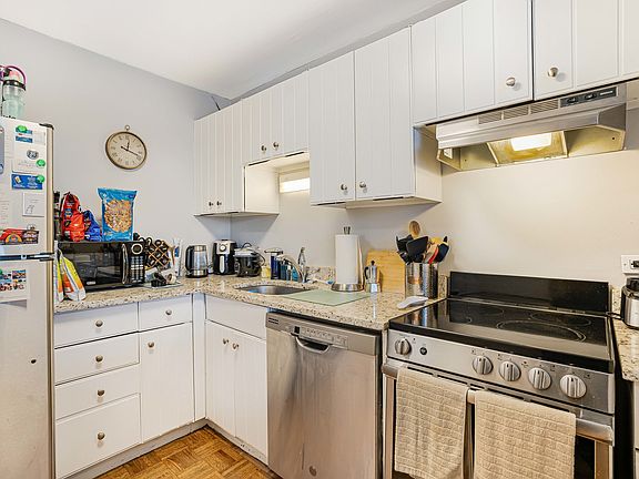 3rd image of 3930 N Pine Grove Ave APT 702