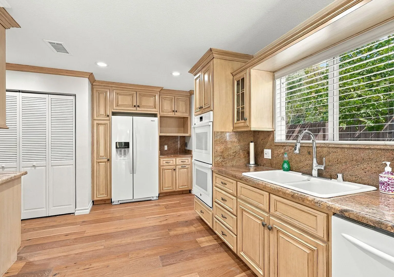 Charming Single Story Woodland Hills Retreat Near Warner Center — Photo 2