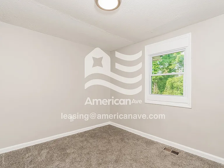 2116165_011_bedroom_12.jpg