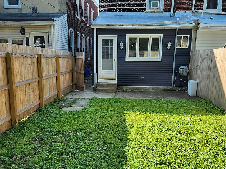 460 Martin St — Photo 14
