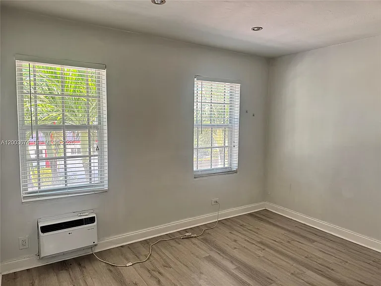 637 12th St #6 — Photo 3