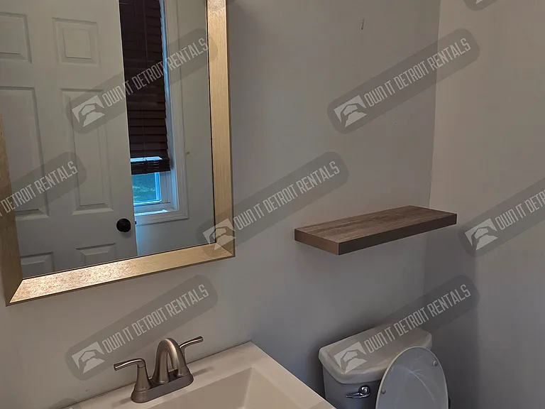 7455 Churchill St — Photo 32