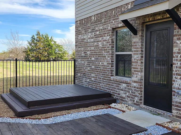 702 Amber Dr — Photo 26