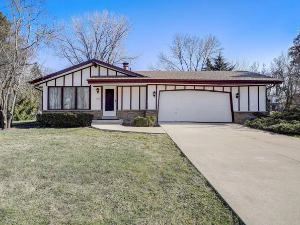 2330 South Brookside PARKWAY, New Berlin, WI 53151