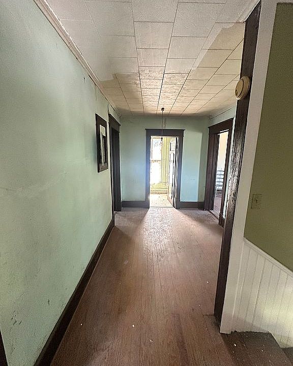 10th image of 211 E Main St