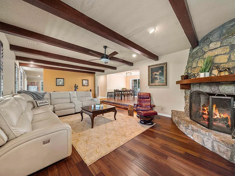 112 Leigh Cir — Photo 9