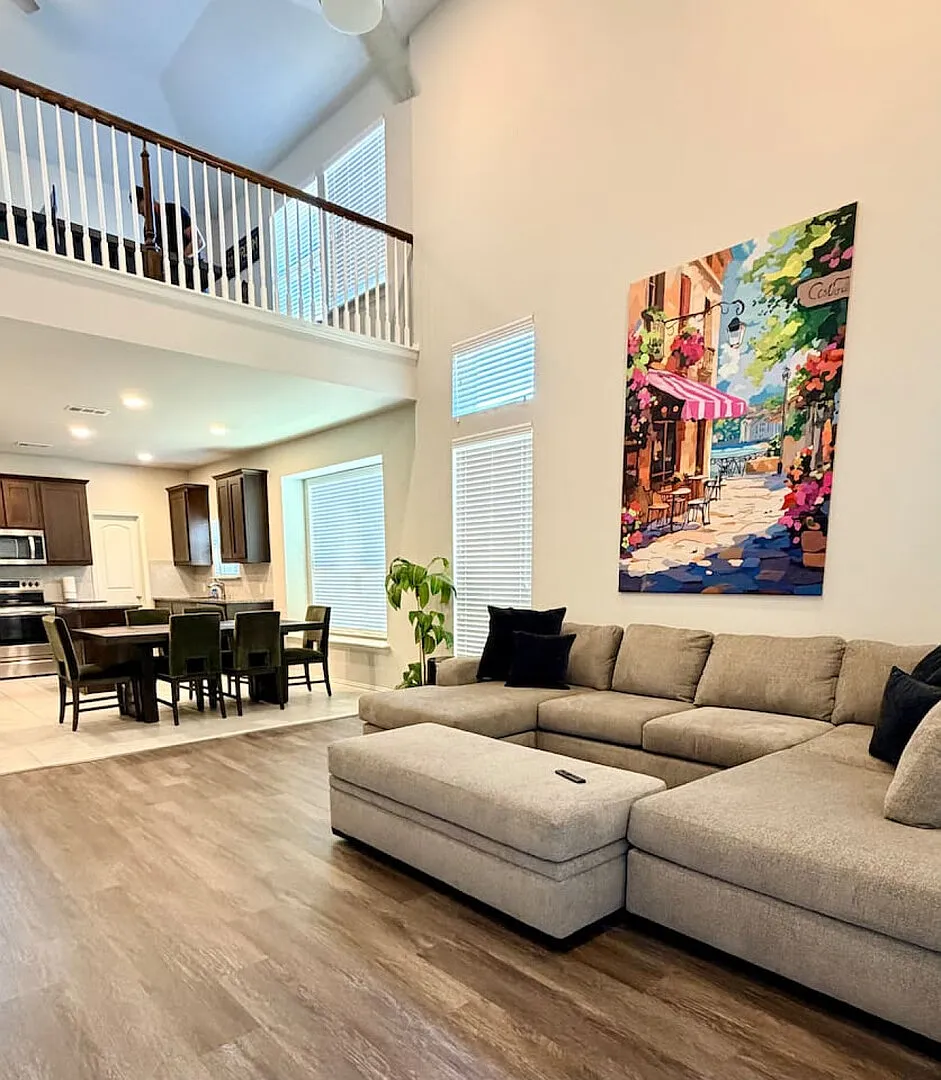 Bright Open-Concept 4BR Home Perfect for Families — Photo 1