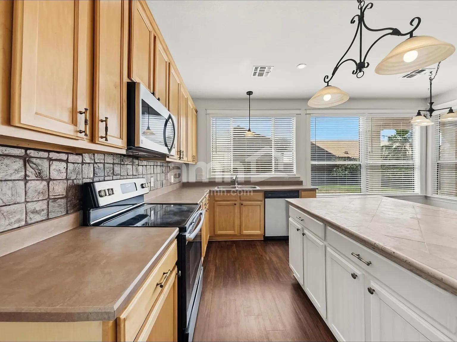 5 bed, 3.0 bath, 2770 sqft, $2,845 — Photo 4