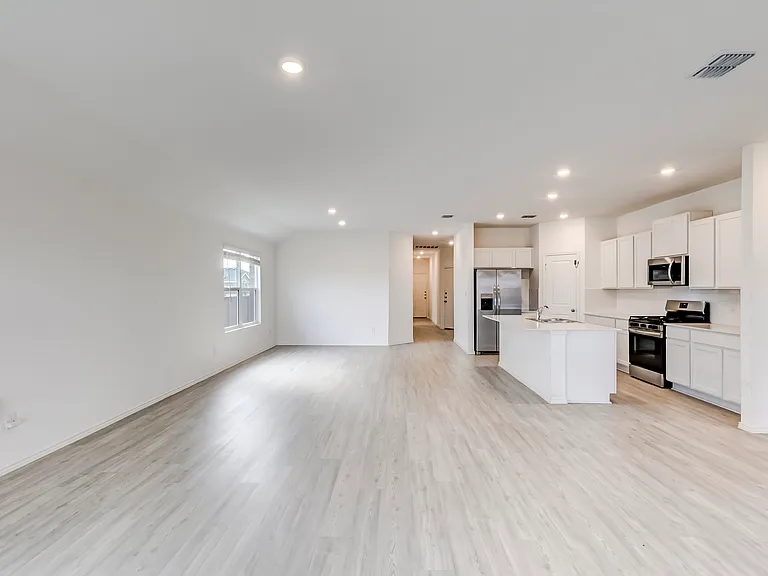591 Avre Loop — Photo 7