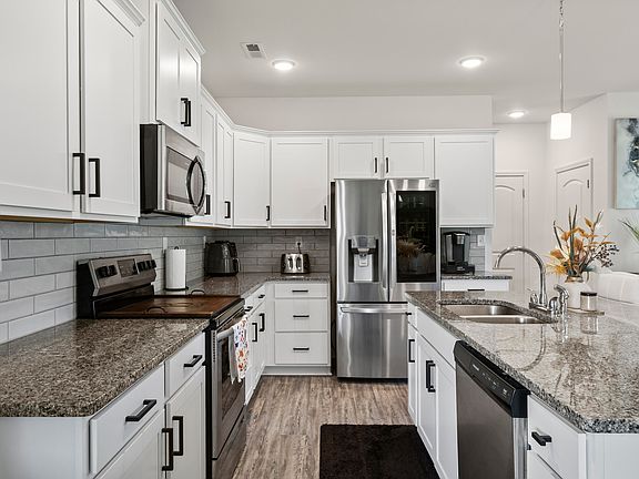 5th image of 127 Richwood Cir