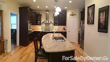 Kitchen : Upgraded Spacious Professional