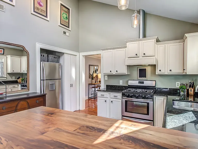 1415 Benjamin St — Photo 7