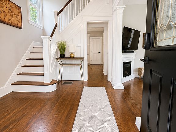 3rd image of 25 E Summit St