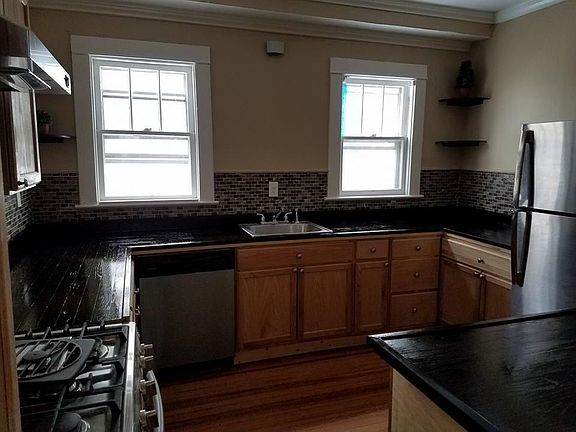 3rd image of 437 Taylor Ct