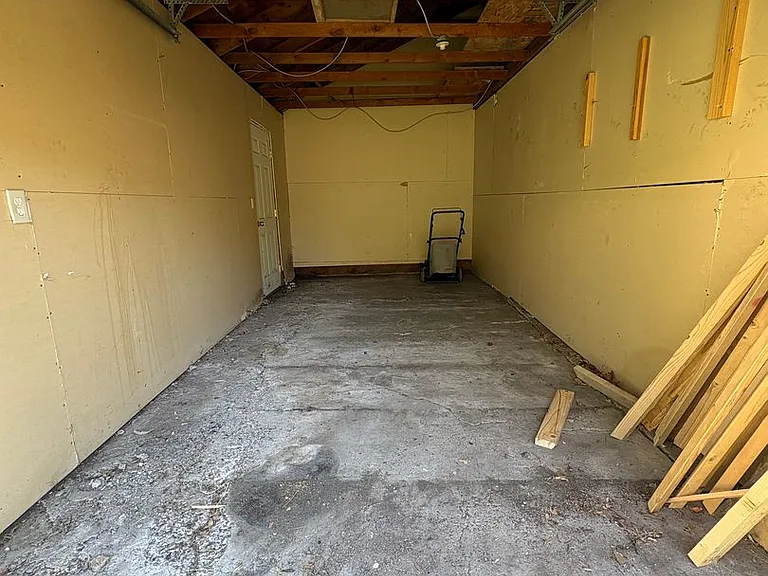 2923 & 2925 Poly Dr — Photo 16