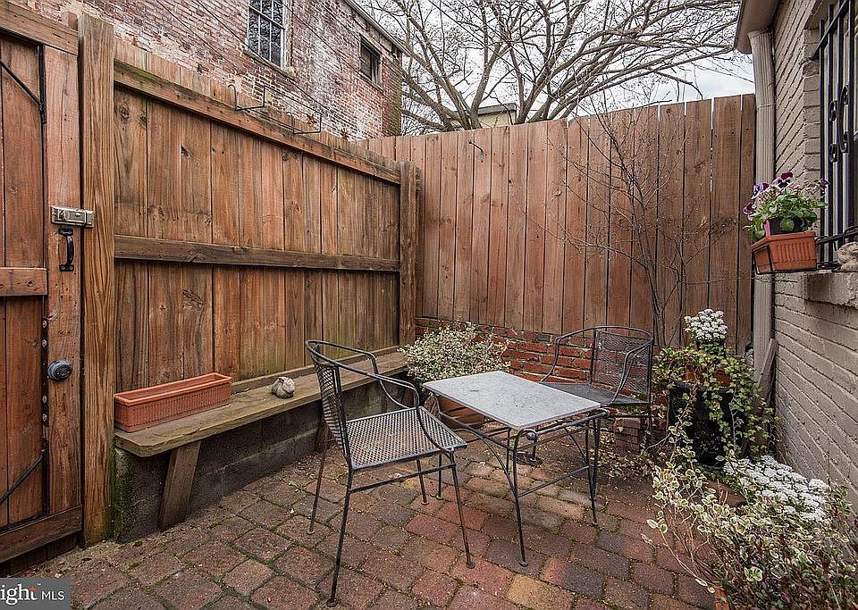 2nd image of 413 A St NE