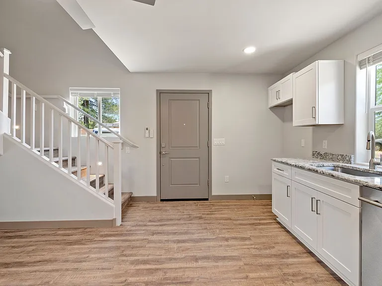 1720 E Edison St — Photo 56