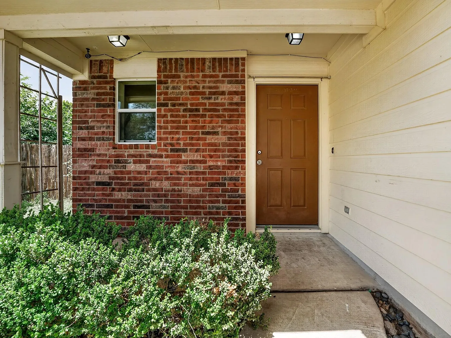 5 bed, 2.5 bath, 1776 sqft, $2,100 — Photo 3