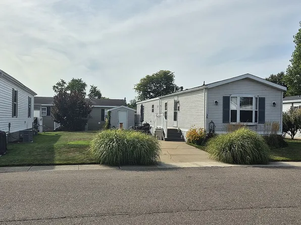 38 Village Dr, White Lake, MI 48386