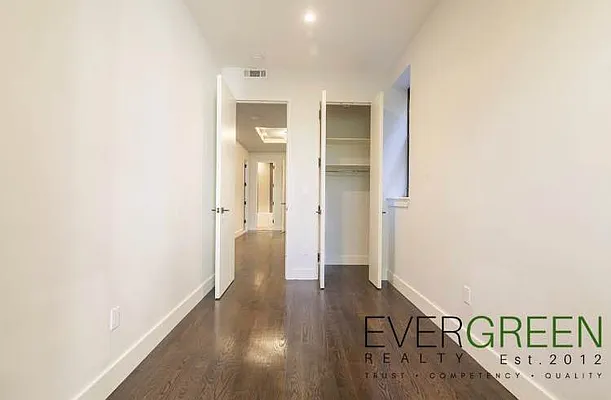 Rented by Evergreen Apartments BK | media 6