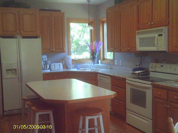 Kitchen with large island