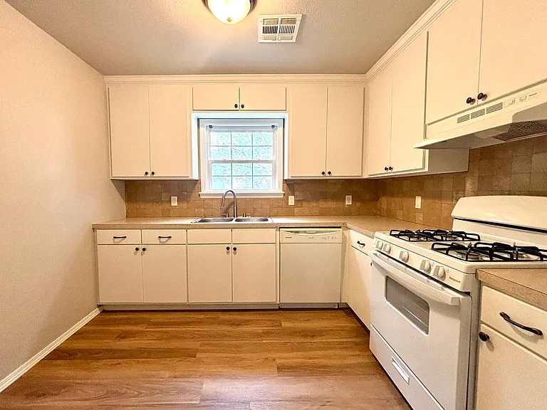 5946 E 4th St — Photo 3