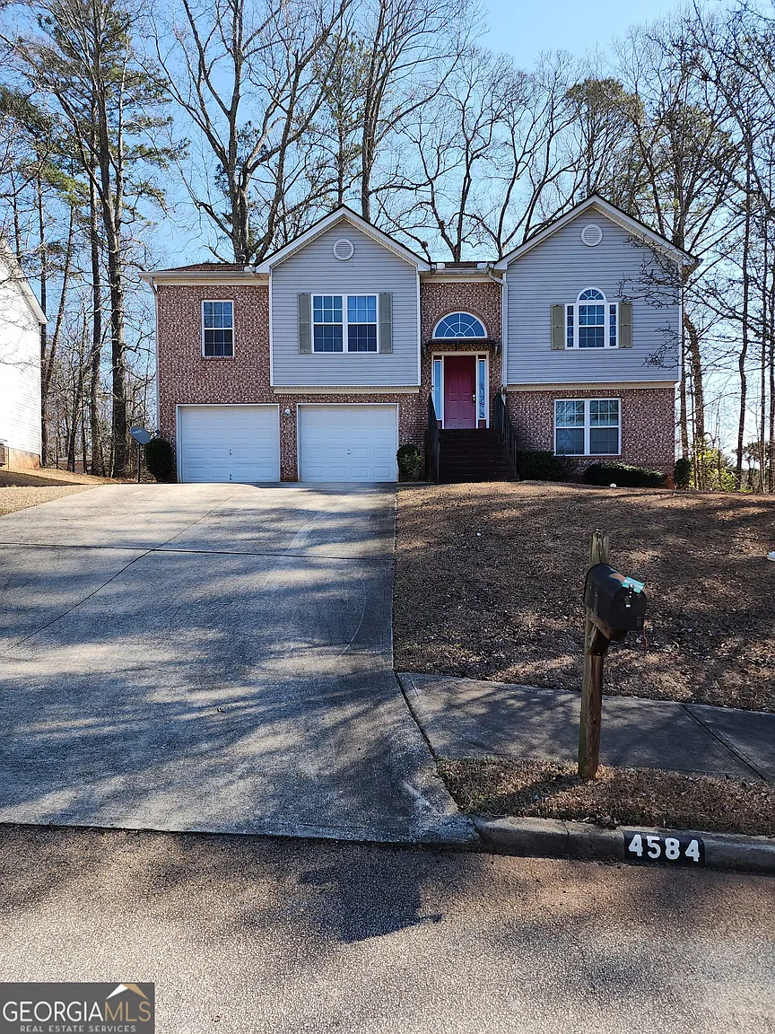 4584 Browns Mill Close photo 1