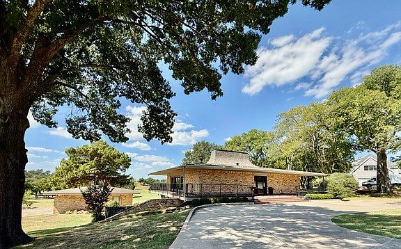 2nd image of 219 Woods Ln