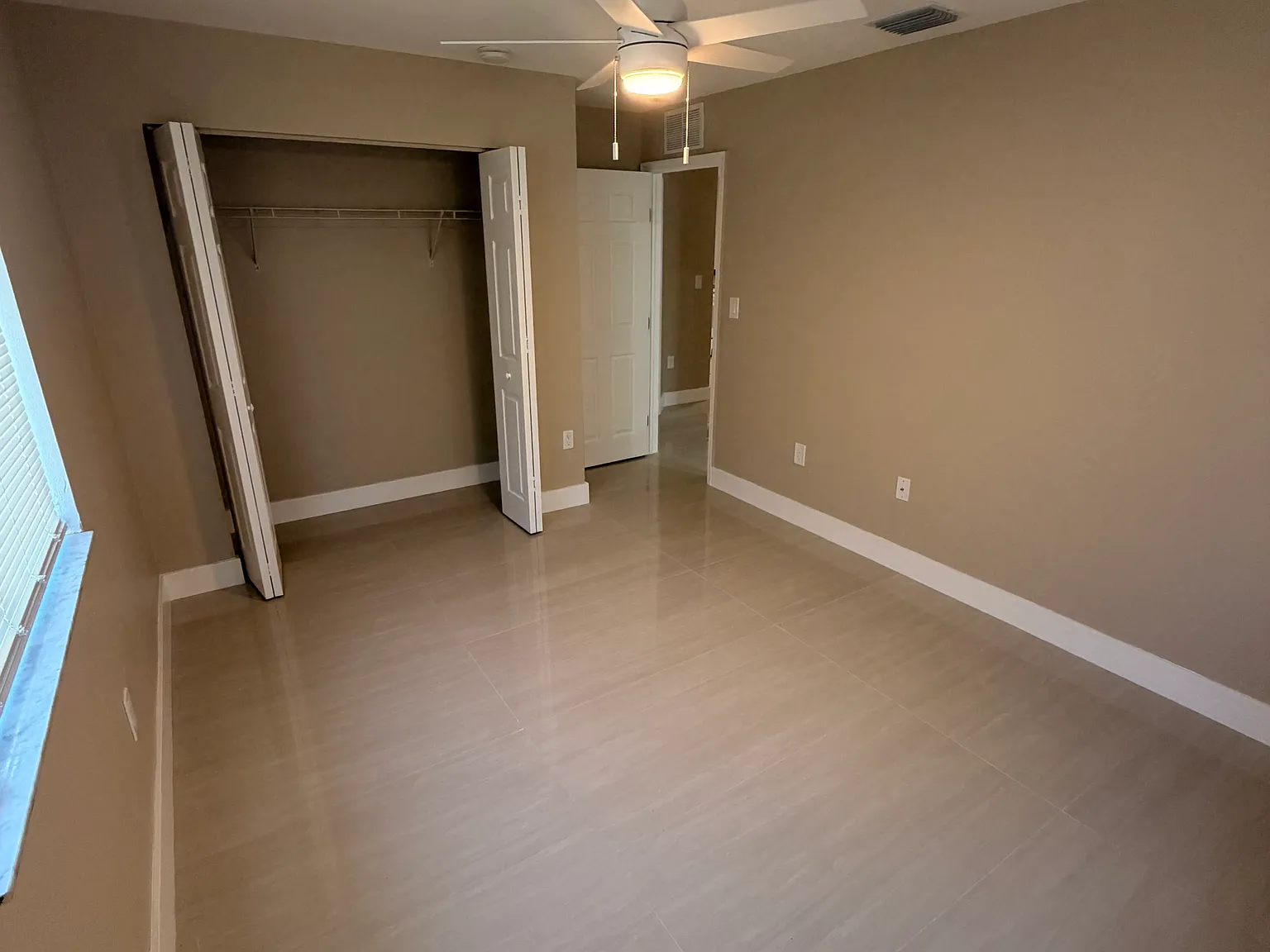 3 bed, 1250 sqft, $3,204 — Photo 4