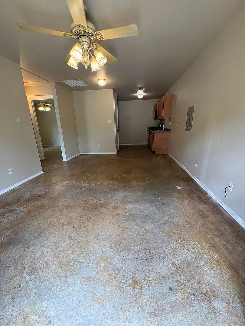 Cozy 2 bedroom/1 bath house with Central Air & Heat — Photo 2