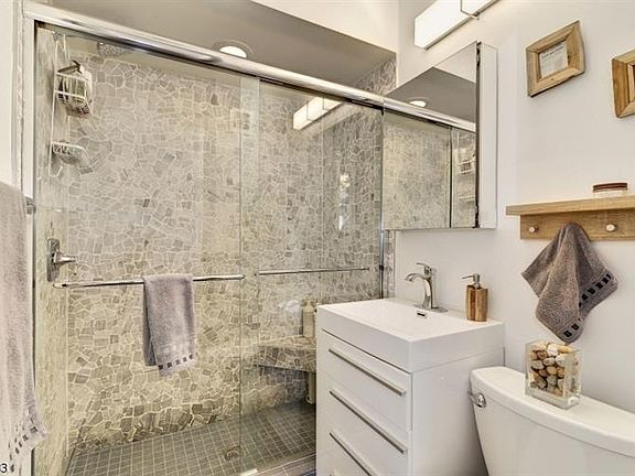5th image of 127 Bergen Ave