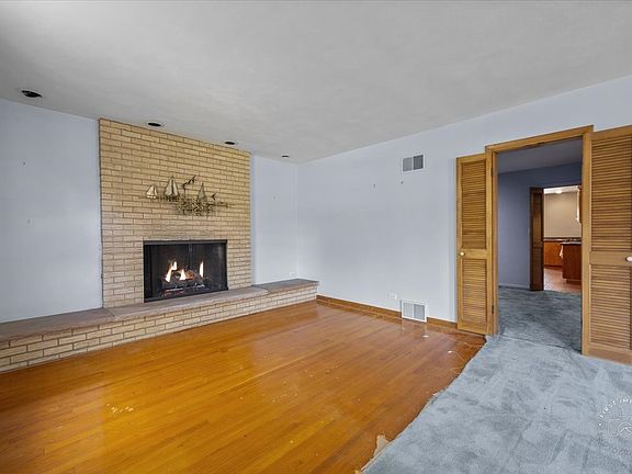 5th image of 329 Basswood Dr