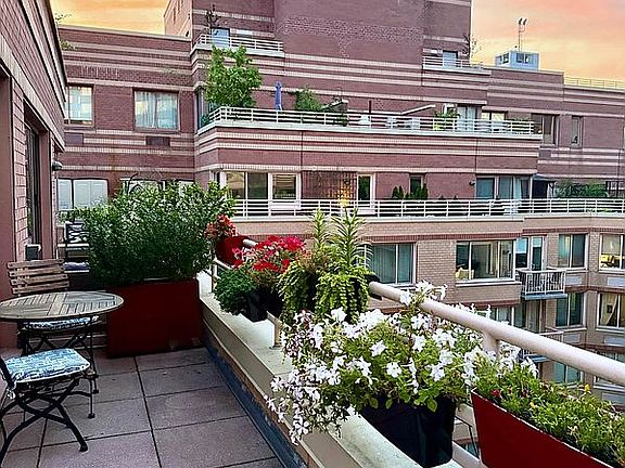 5th image of 393 W 49th St APT 5CC