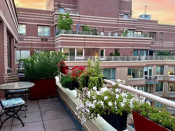 393 W 49th St APT 5CC, New York, NY 10019