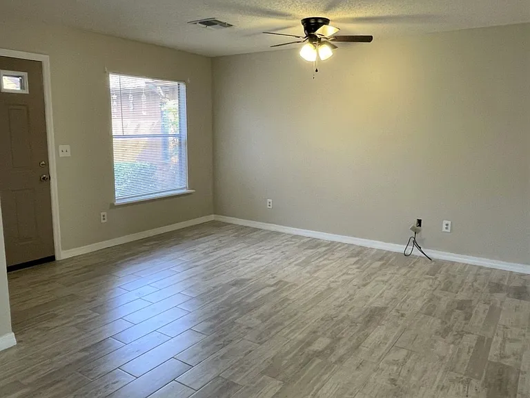 2701 NE 10th St #701 — Photo 2