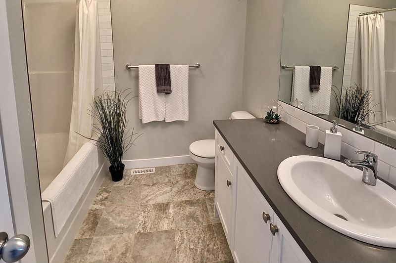 Airdrie Apartment for rent - 3 Bedrooms — photo 3