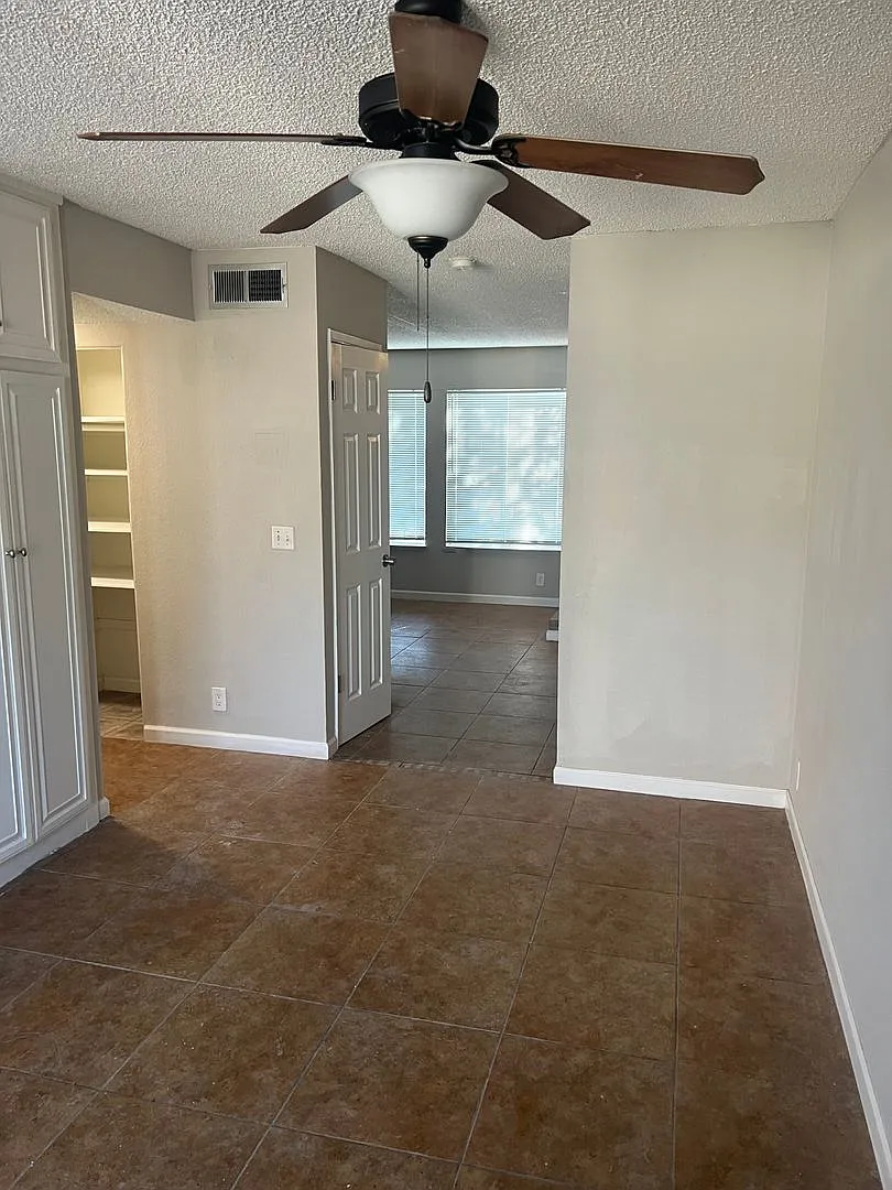 3 Bedroom 1.5 Bathroom Cheyenne & Civic Center — Photo 3
