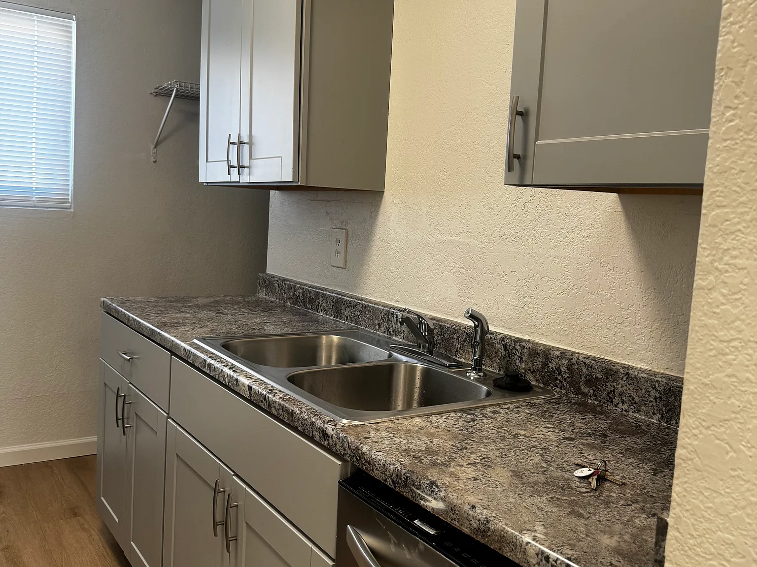 260 W 8th Ave — Photo 4