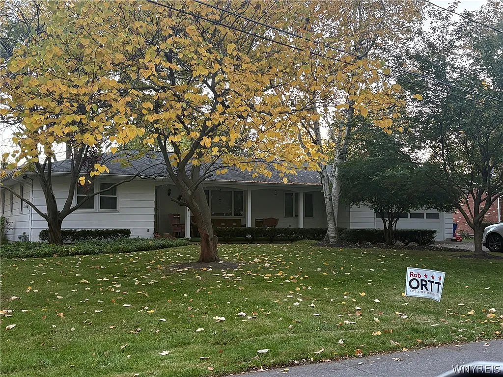 3 bed, 1.5 bath, 1391 sqft, $2,300 — Photo 1
