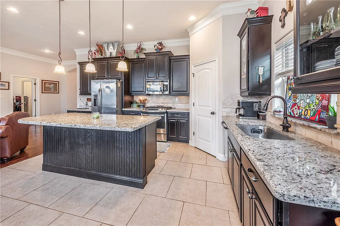3 bed, 2.5 bath, 2045 sqft, $2,300 — Photo 3