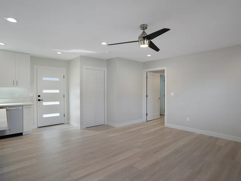 1056 1/2 Emory St — Photo 11