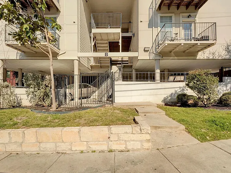 2500 Leon St #202 — Photo 3