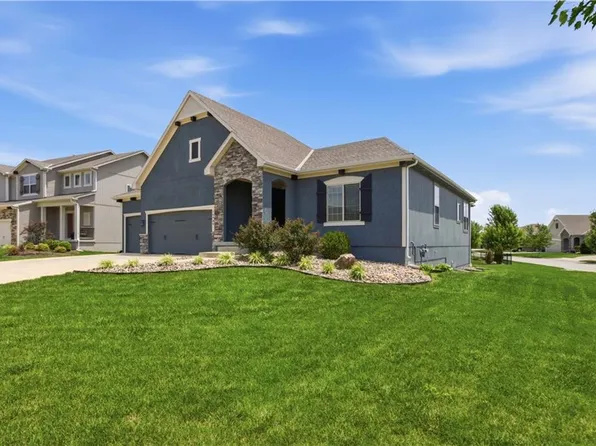 16989 S Heatherwood St, Olathe, KS 66062